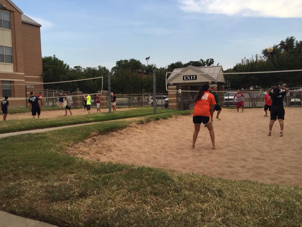 HPD_Explorers's tweet photo. And ending the day with sand volleyball #tleeaa #HPDExplorers http://t.co/QZQVZElQqy