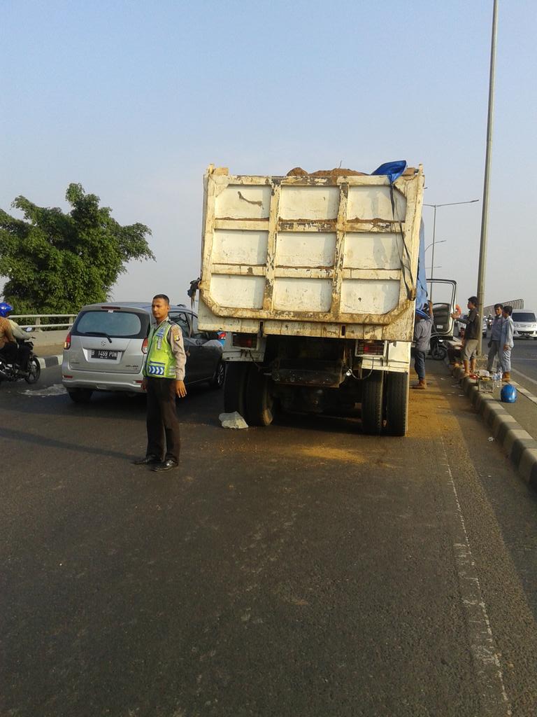 GandaRegama's tweet photo. @TMCPoldaMetro truk tanah yg mogok di tanjakan ply over Kranji sdh teratasi lalin lancar. http://t.co/SgOICWuNNW