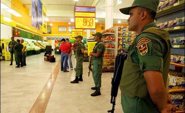 denunciascne's tweet photo. ANTES LOS MILITARES CUIDABAN LA SOBERANÍA, AHORA CUIDAN LOS SUPERMERCADOS DE SOBERANOS SAQUEOS 
#MagiaComunista http://t.co/EJPrAhBcWT