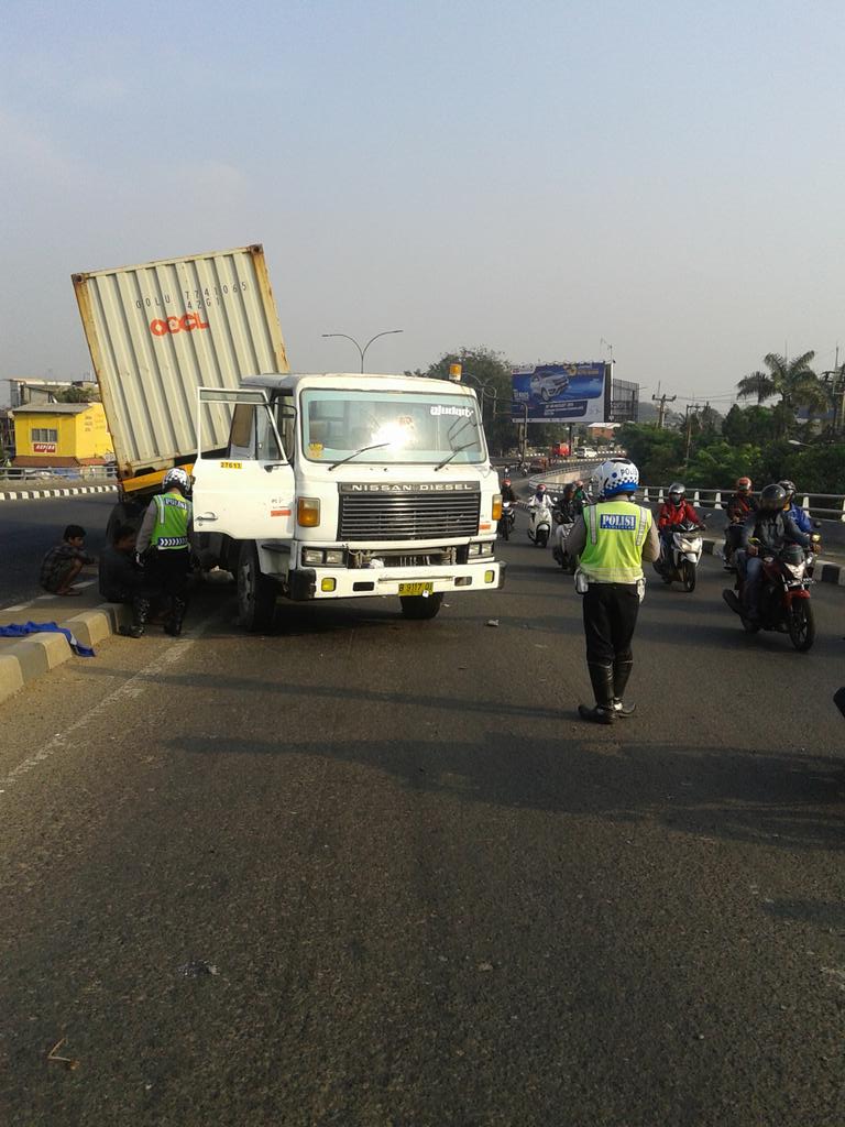 GandaRegama's tweet photo. @TMCPoldaMetro truk trailer yg mogok di tanjakan ply over kranji arah Bekasi dlm penanganan lalin lancar. http://t.co/EmRSzJwj9e