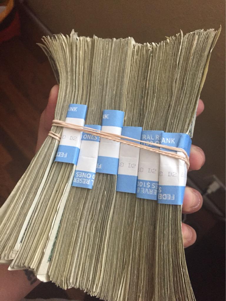 jonny_padilla's tweet photo. 10 bands , 50 bands , 100 bands, fuck it man 💰💸 http://t.co/EeXTaHLoYF