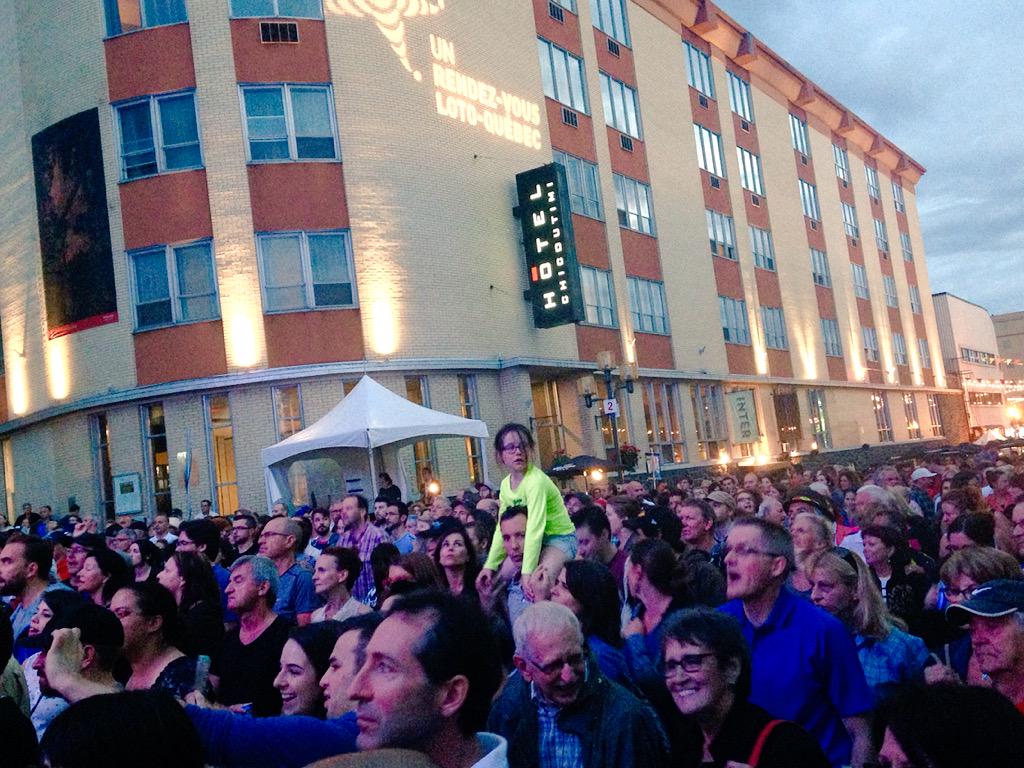 JulieSRCSAG's tweet photo. Piste de danse sur la rue Racine avec @Dumasmusique au Festival @RythmesduMonde. #saglac #FIRM2015 #StadeOlympique http://t.co/ABKJ6CgsY6