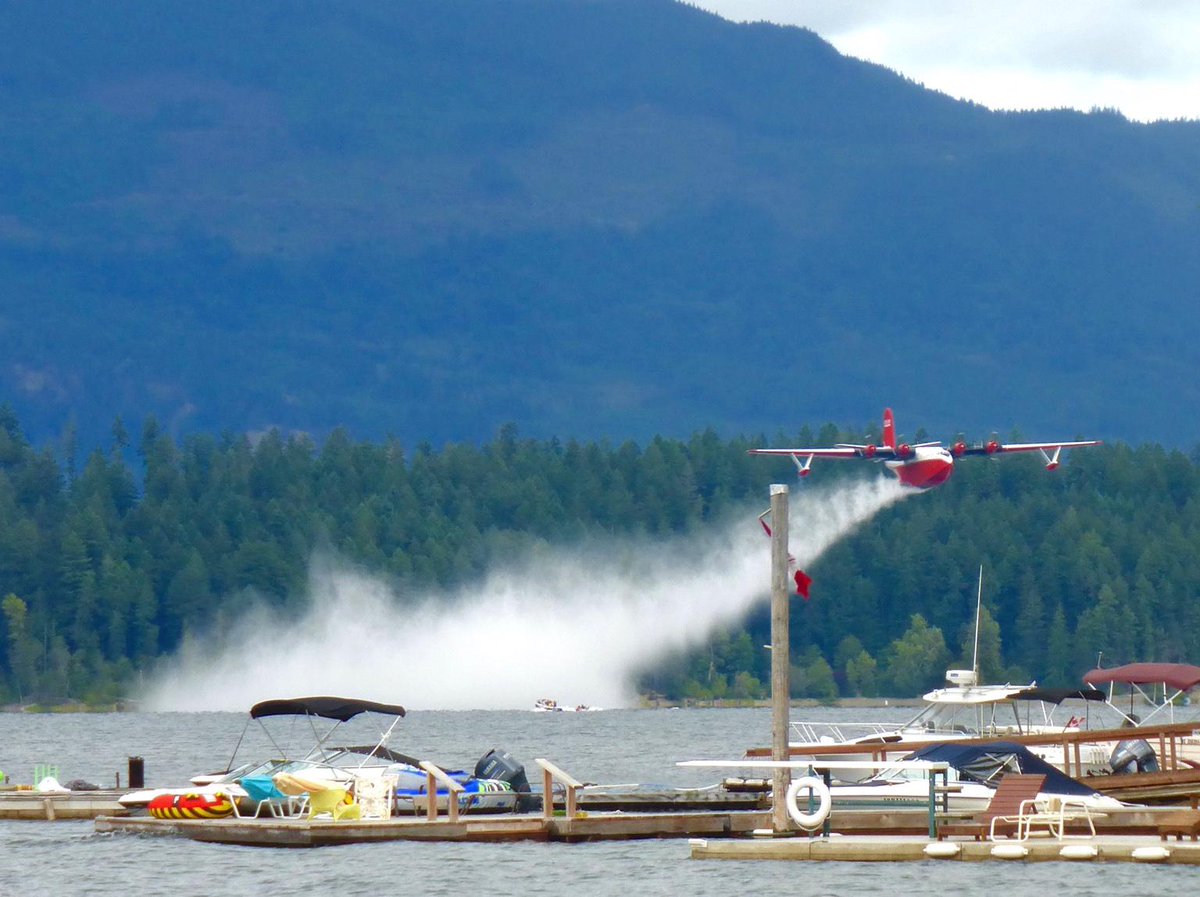 EcoSenseNow's tweet photo. Martin Mars, largest operational amphibious aircraft, now water-bomber on Sproat Lake Vancouver Island, practicing. http://t.co/gef4aWTObV