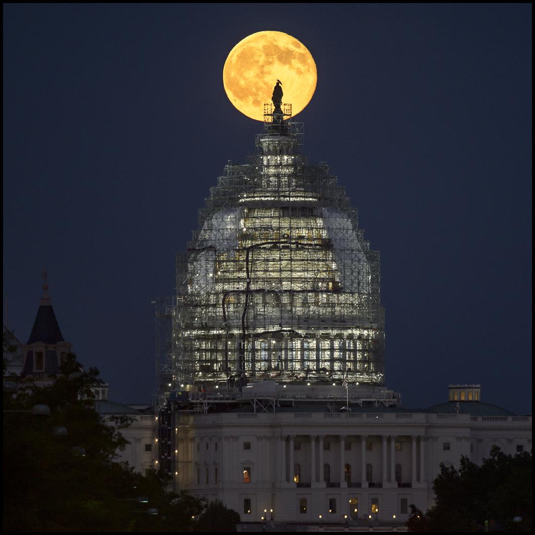nasahqphoto's tweet photo. Image of the moon rising above the U.S. Capitol. https://t.co/NED7Hets14 #BlueMoon #BlueMoon2015 #nasabluemoon http://t.co/tZFvitoZUI