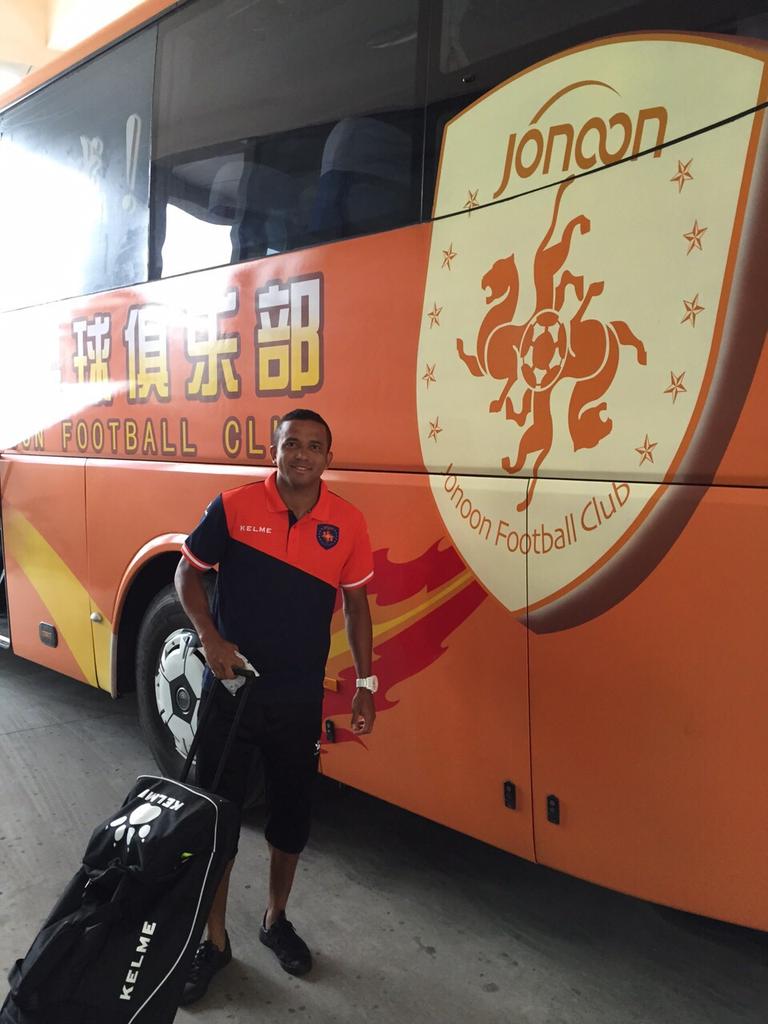 Rogerinho_R10's tweet photo. Hora de partir pro meu primeiro desafio na China, que Deus abençoe a nossa equipe #qingdaojonoonFc http://t.co/Mel2Zx71oK