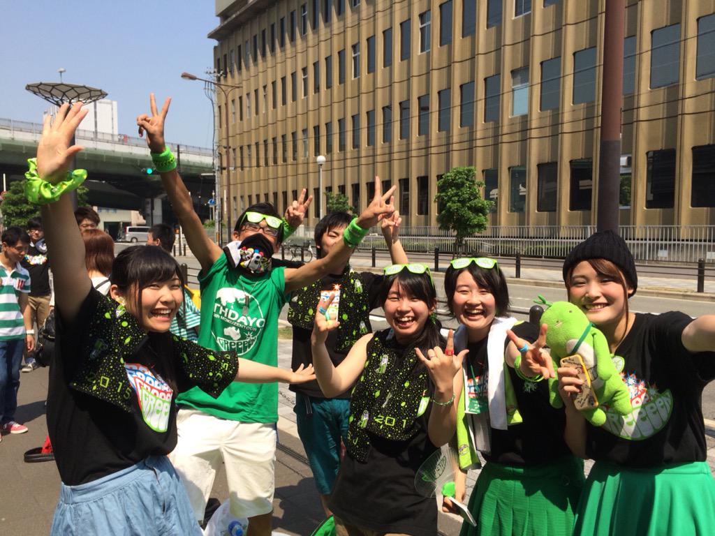 Greeeen 皆さんおはようございナス W 9sj大阪2日目 本日はおさライブもあり 早くから皆さん大集合 今日もめちゃ暑いので水分補給はこまめにして下さいねー Byおナス4号 Greeeen Http T Co Hsj0coavcc