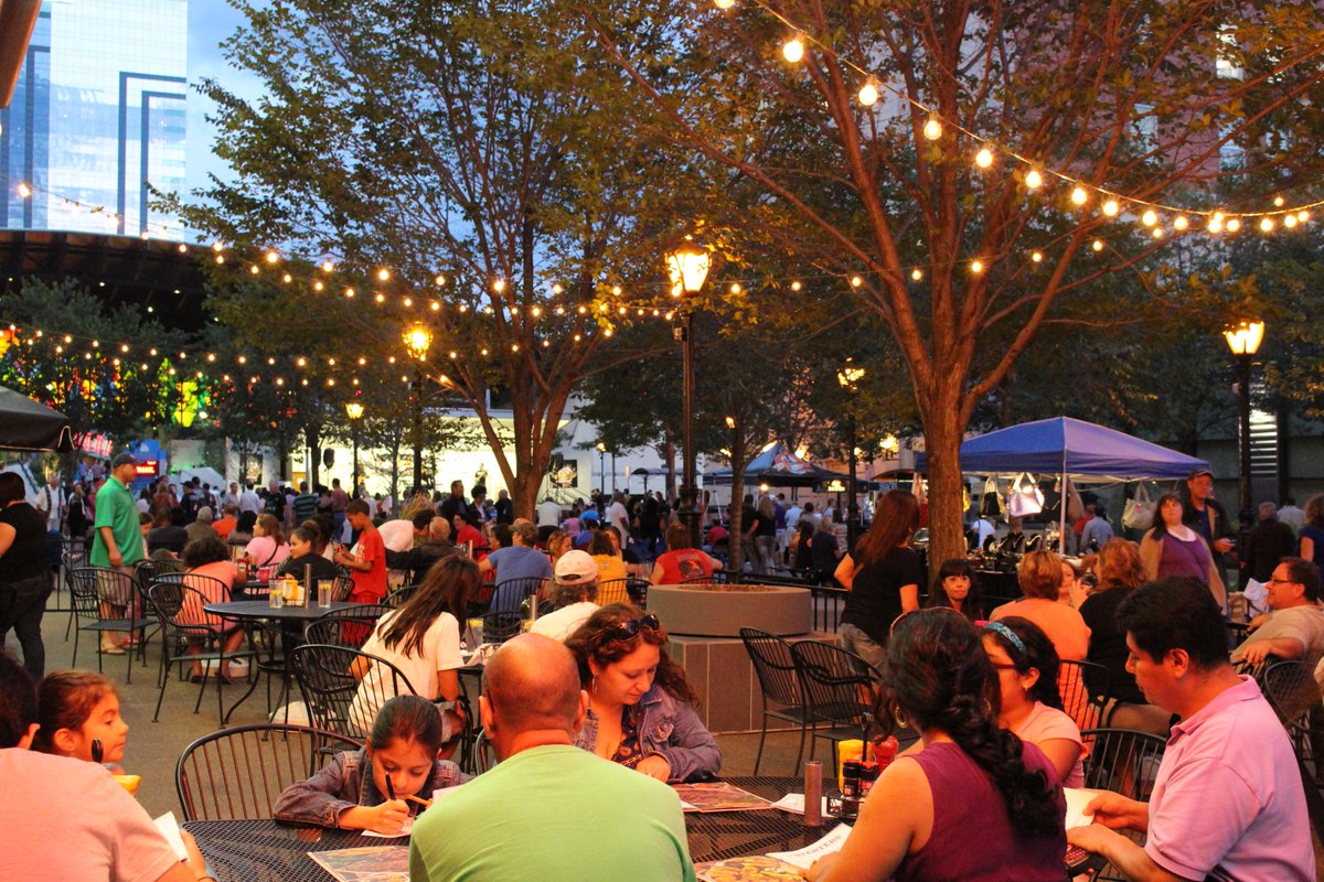It's a beautiful night on <a href="/OldFallsTweet/">Old Falls Street</a>! #LiveNF #NiagaraUSA #OldFallsStreet