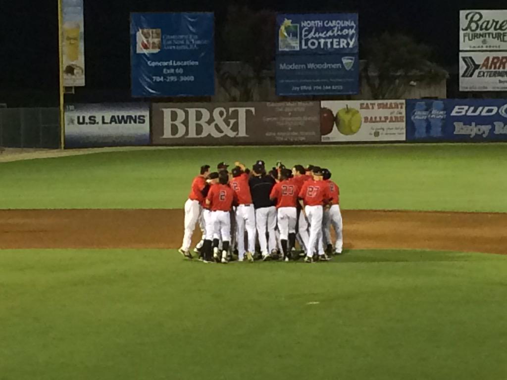 Kcannonballers's tweet photo. They're not patting @JZiznewski on the head. They're just #PickingTheMafia! #YaDead #WalkOff #CheckeredFlag π http://t.co/CwtH3c96VL