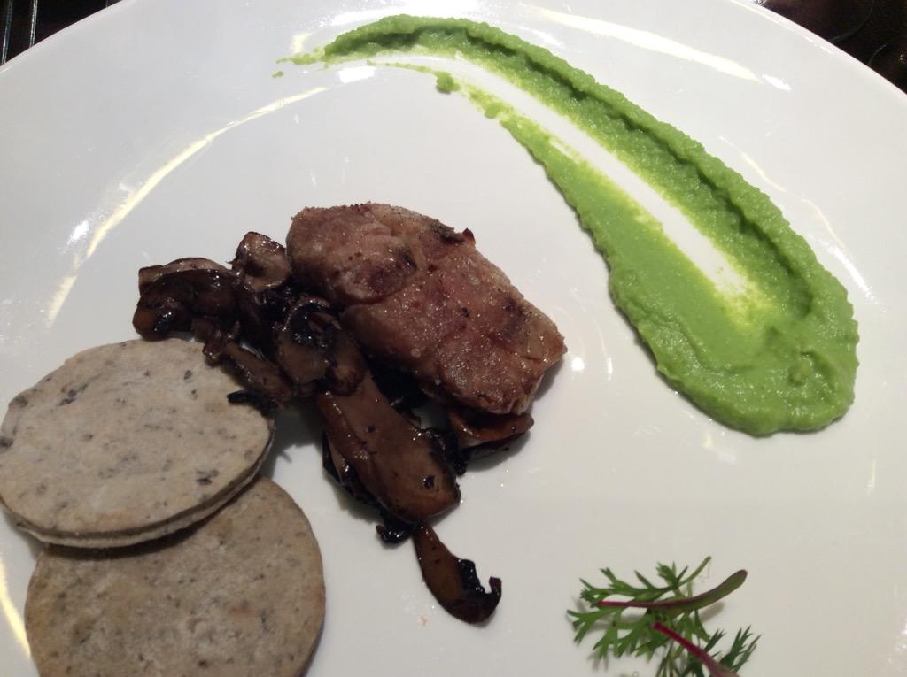 MoskitaMuertaOk's tweet photo. Paso 2 de @MMwines Molleja a la parrilla con hongos salteados crema de Lima y Arveja marida con Perro Callejero http://t.co/Kj4sCKM5Dz