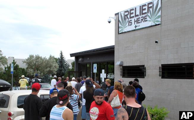 cannabist's tweet image. Historic day in #Nevada: First #medicalmarijuana sales after 15-year wait: dpo.st/1MYDXk2 #marijuana #mmj