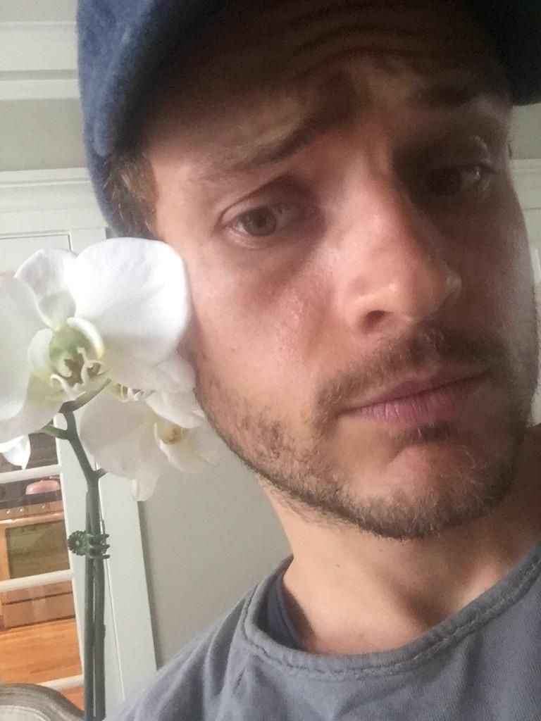 fryRyCooper's tweet photo. In San Fran wearing flowers in my hair for my brave friend @Giuncaggi http://t.co/gMEd9Bm34q
