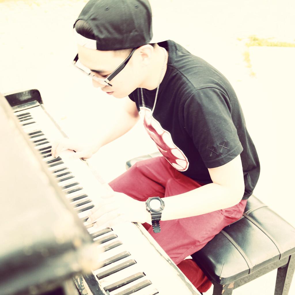 St_Kuan's tweet photo. 다시초심으로 돌아가는 마음으로 준비중인 Mixtape 기대해주세요 ! #kuan #remixtape http://t.co/QjUvBwnQzH