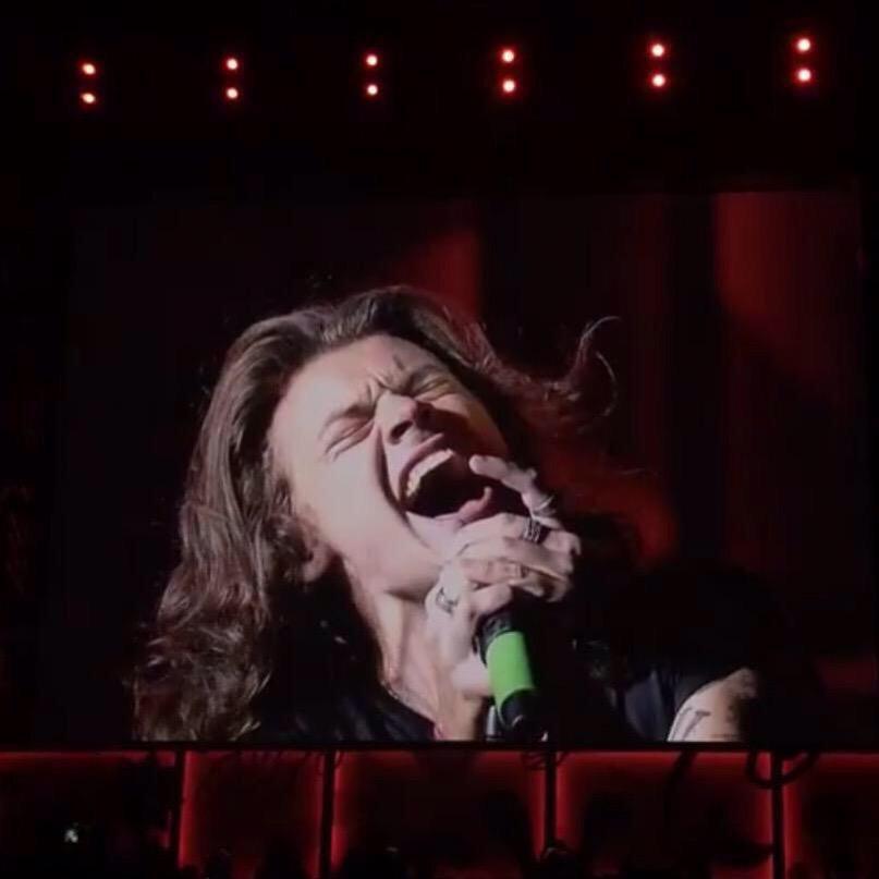 PH MY GOD DRAG ME DOWN SOUNDS SO GOOD LIVE AND THEYRE SO PASSIONATE ABOUT IT AND HARRYS HIGH NOTE HOLY SHIT