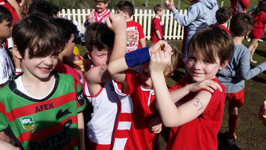 jaq_s's tweet photo. Showing our support for Goodes today. @newtownswans @theage @smh @adamroy37 #IStandWithAdam #AdamGoodes http://t.co/euYVGu1WAi