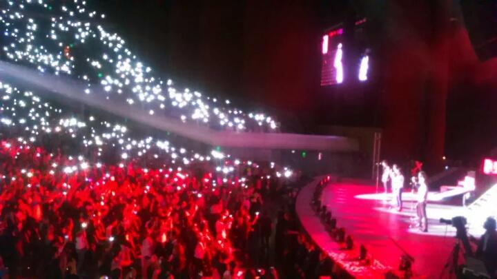 MisAmoresCD9's tweet photo. Ahora están pidiendo que alcen sus celulares, viene Aprenderé a Vivir #OVInforma #KCAMEXICO #CD9 #MeEquivoque http://t.co/Pg0f1JSyWA