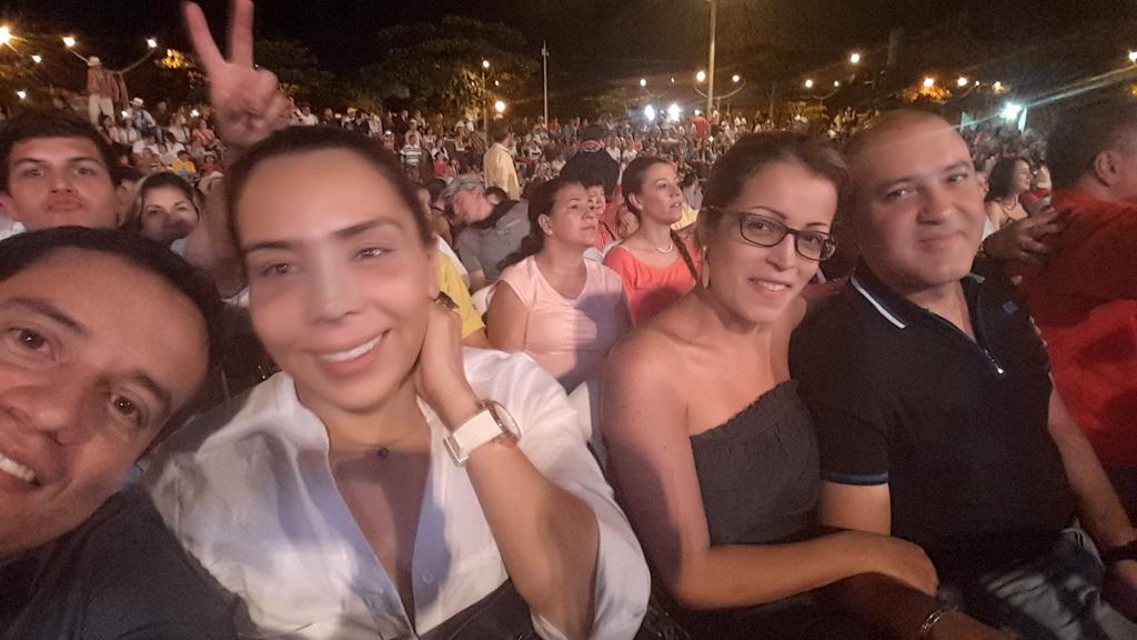 jandrezgomes's tweet photo. Disfrutando la feria con el festival de la trova #TrovaTuits http://t.co/7FUy8viF6w