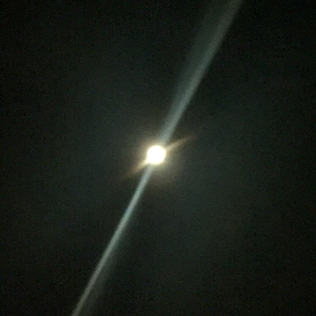 gitie's tweet photo. Luna que se quiebra sobre la tiniebla de mi soledade... A donde vas ? 💙 #luaazul #luadasfadas #luadoamor http://t.co/ySy908yChS