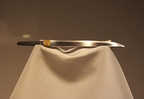 国宝「短刀 粟田口吉光(名物 厚藤四郎)」。重ね(厚み)が極端にあり、藤