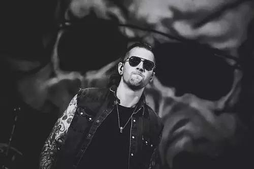 Happy birthday to Matthew Charles Sanders, M. Shadows. 