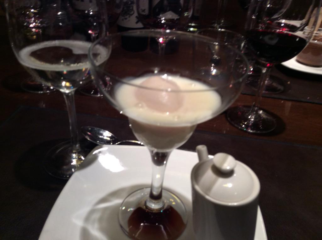 MoskitaMuertaOk's tweet photo. Paso 5 de @MMwines Helado de pomelo con sopa de chocolate blanco maridado con un vino blanco que es TODO!!! http://t.co/tVvwlDWAbt