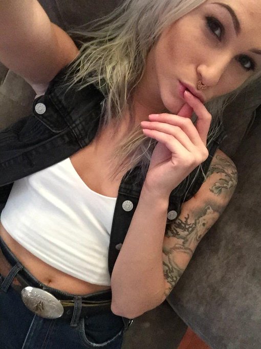 Headed to my favorite bar to be with my favorite people. Good feels for me! http://t.co/4vMoKTn0gj