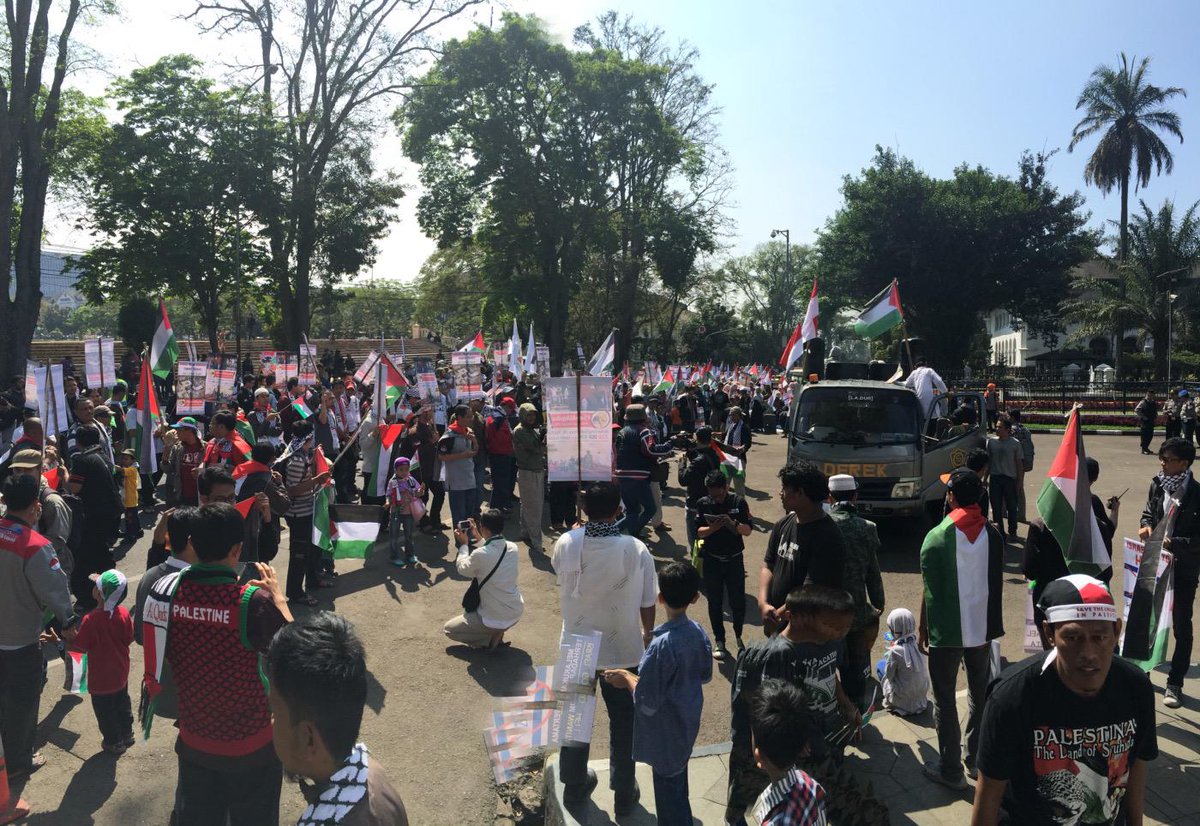 Massa aksi #SaveAlAqsha