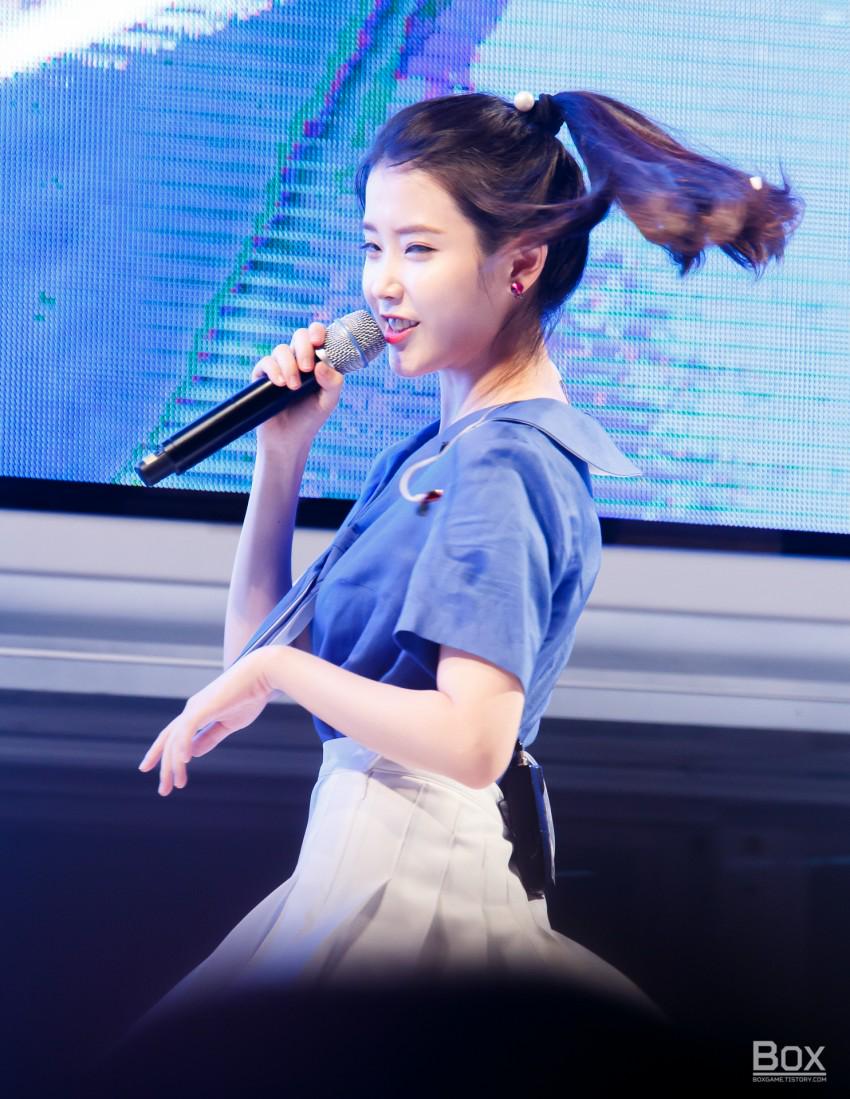 FT_IULily's tweet photo. 150731 IU at Hite Jinro Beach Concert
cr: boxgame
http://t.co/U5PwIW6Qw5… http://t.co/MVcnmHXvzS