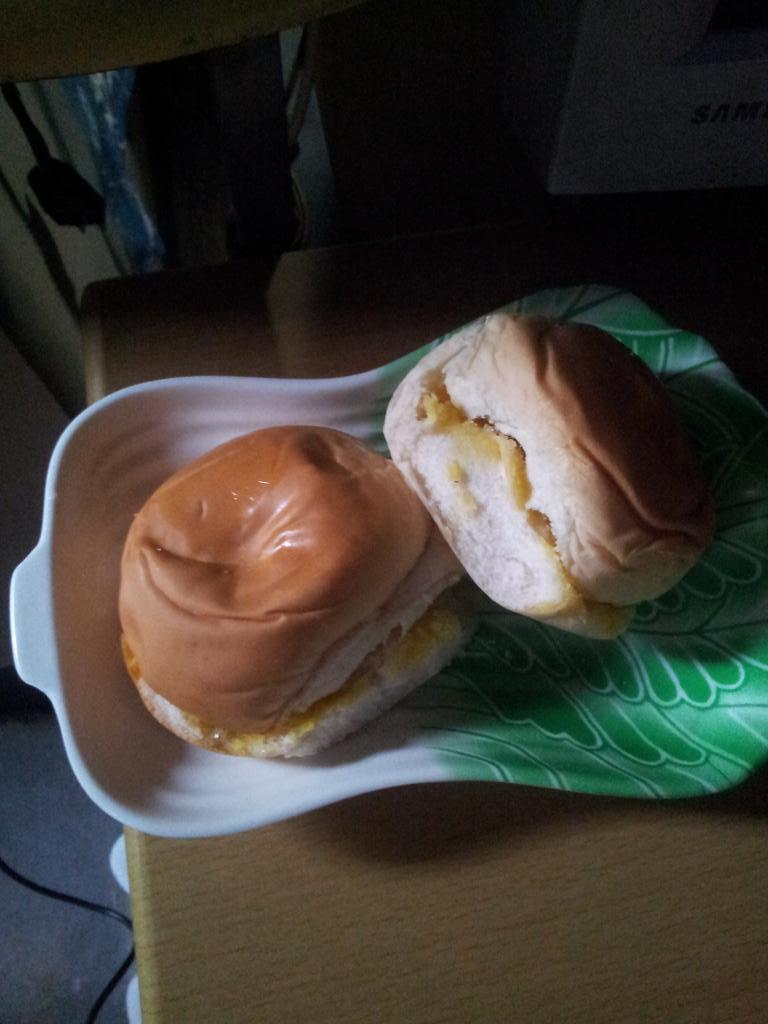 vergarararara's tweet image. Lunch at dinner ko na to. Hahahahahaha hirap ng may sakit 😭 #butteredbread