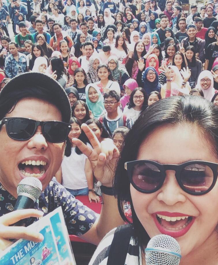 Ankatama_'s tweet photo. #DIKAMAR reunion! 
Ngangon anak2 SMAN 62 bareng @diazdanar 🎉
Perihal : Pensi #TheMostBravost @OSIS62 @RecommendPensi http://t.co/rJmmWxg2B8