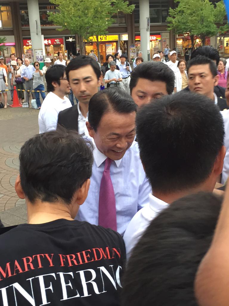 政界のファッショニスタ 麻生太郎さんのシャツのジャストフィット感は凄い Togetter