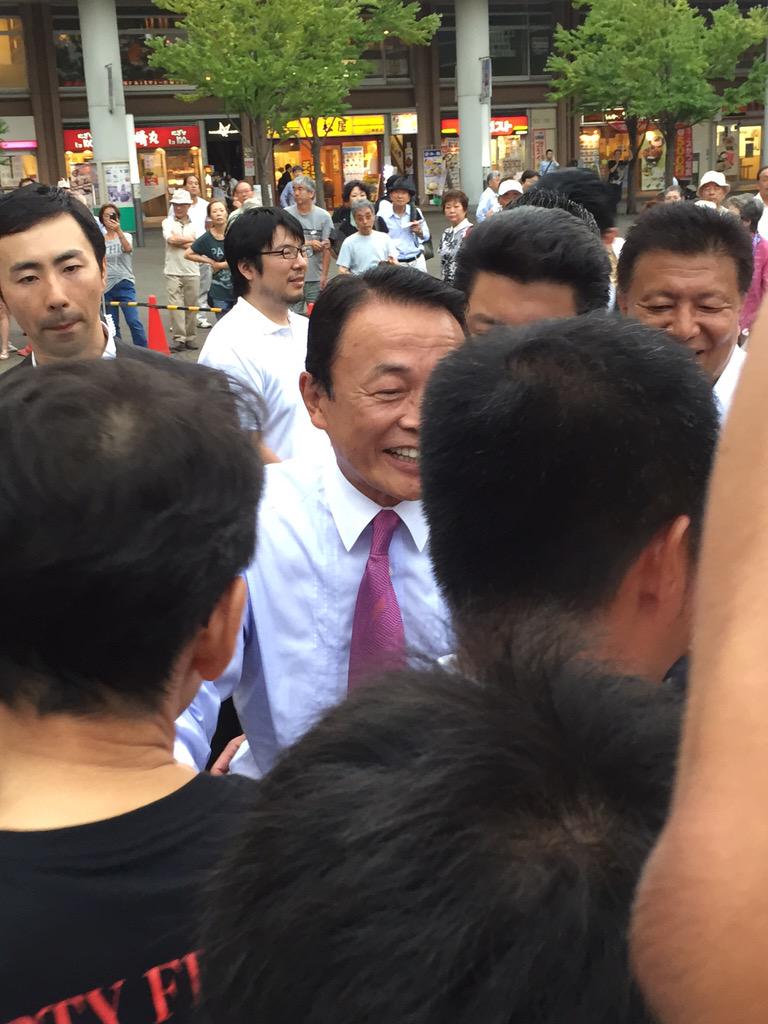 政界のファッショニスタ 麻生太郎さんのシャツのジャストフィット感は凄い Togetter