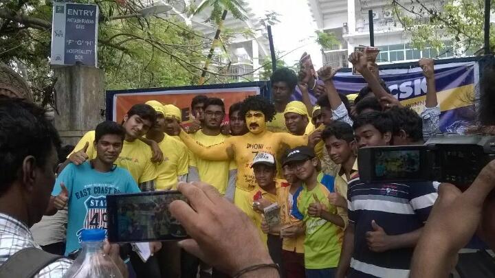 imDhoni_fc's tweet image. Bleeding yellow in chepauk. Here no age bar for voting. Yes no one can stop these whistles #savecsk