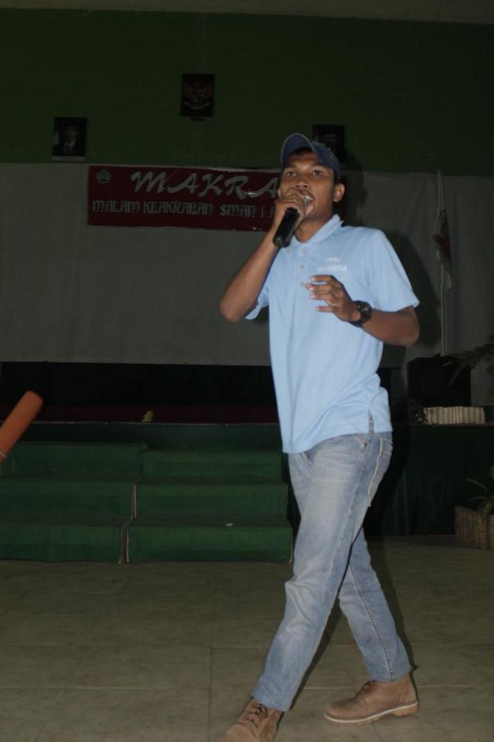standupAMBARAWA's tweet photo. Dan comic ketiga kita, ada Rahman! Ini tolong lampunya ditambahin biar rahmannya keliatan.. http://t.co/4ExQIREqEP