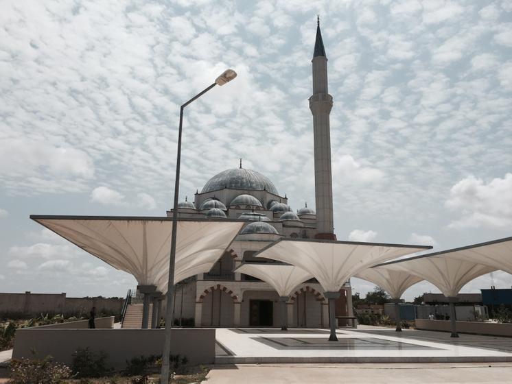 AbdurahmanShar's tweet photo. The beautiful #Turkish mosque at the old site of #Digfer hospital #Mogadishu #SomaliaRising http://t.co/LfG6GzTzft