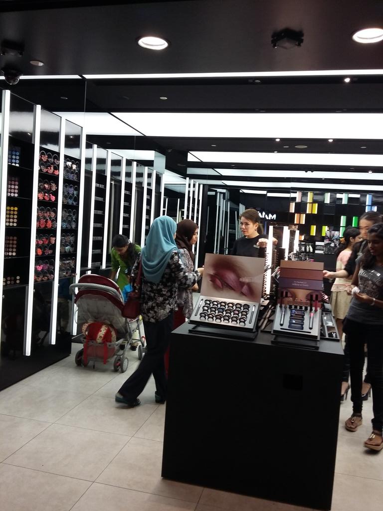 farhaaaahhhhhhh's tweet image. Tu mak dgn kakak sy. Sy tak join dorang masuk kedai2 mcm ni. #notmylevel. Level sy food court.