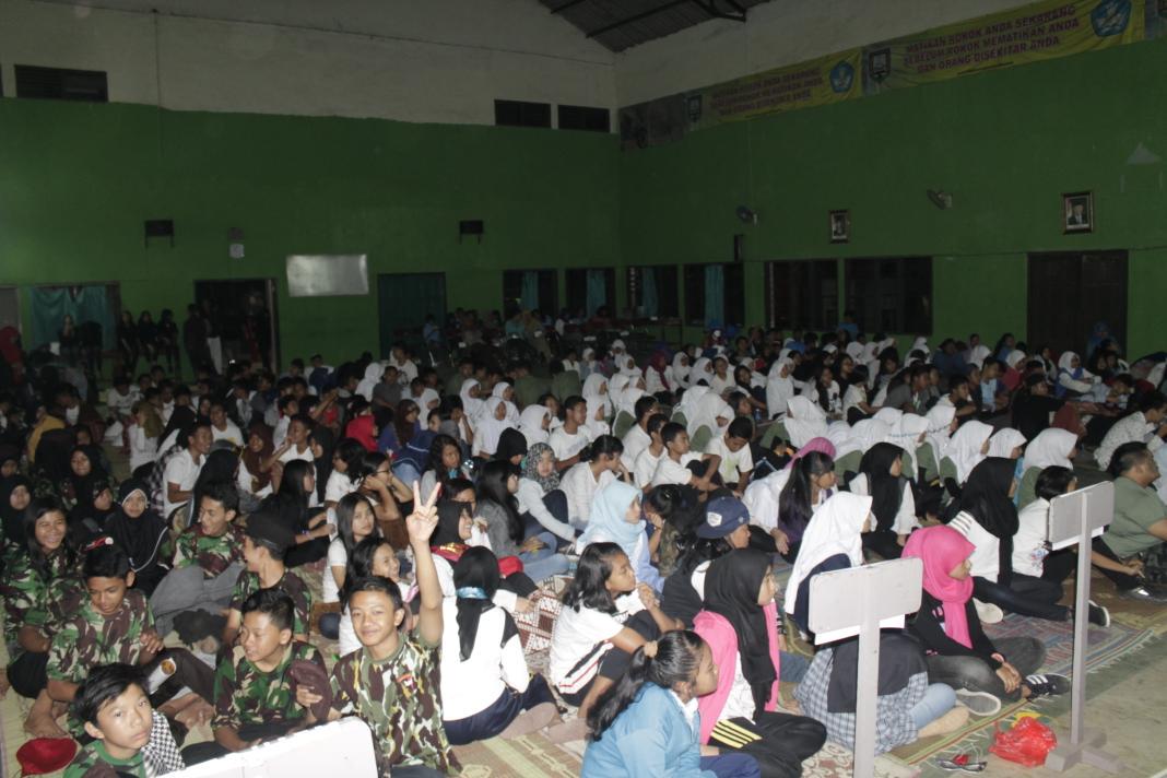 standupAMBARAWA's tweet photo. That's all guys. Buat @OSIS_SMANEGA1 dan adek2 mos. KALIAN..... KENAPA DILUAR ! Mending dirumah anget..... Hehehee... http://t.co/pQubQcY0p0