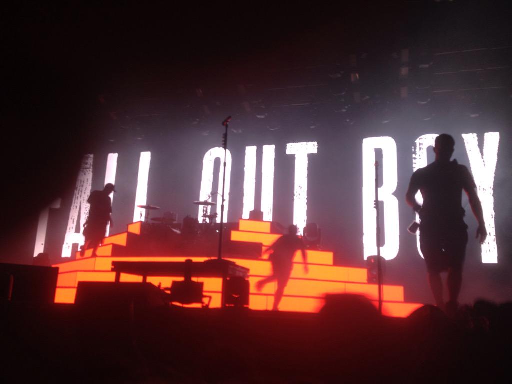 amme_dancer's tweet photo. Take me back to #BoysOfZummer #OvercastKid 😍🎸😭 http://t.co/Gv7ZZYzn51