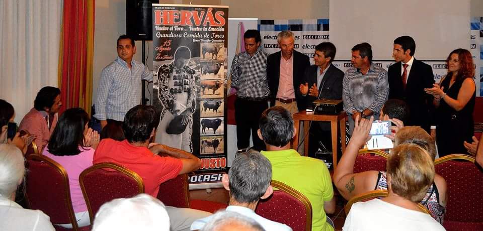 toroshervas's tweet photo. Presentación oficial encerrona 15A Hervas para @emiliodejusto  @JuanBazaga @electrocash @victorinotoros @PacoGalache http://t.co/u16NX5csJ4