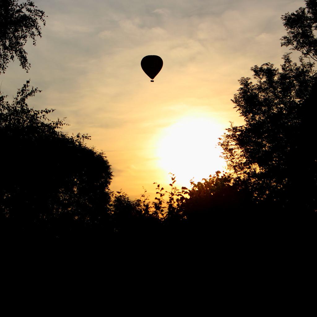 KHPhoto87's tweet photo. Balloon flying over Somerset #somerset #castlecary #BalloonFiesta @bbcsomerset @SomersetLife http://t.co/IZy2Gx8ZuH