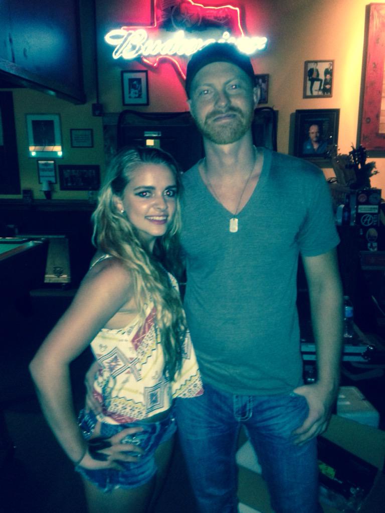 smokin_pink's tweet photo. @krisfarrow such an awesome night with you!!❤️ #kyleparkband #leadguitarplayer #bigtexas http://t.co/84J567kpvj