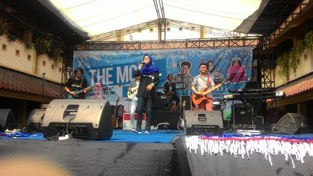 OSIS62's tweet photo. Kalo sekarang nih guyss ada penampilan dari pemenang  band competition juara 1 yaitu MAN 2 http://t.co/Dru9UfglXX