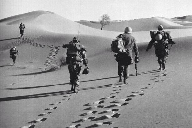 オミーズの辞典 アルジェリア独立戦争 その7 1959年に第二次大戦中フランスの英雄と言われたシャルル ド ゴール 元将軍が大統領に就任し Flnに向けて休戦を呼び掛けた そして1962年にエビアン協定が結ばれ アルジェリアは悲願の独立を達成した Http