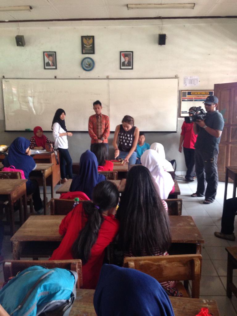 SalshabillaTV_'s tweet photo. Surrrrrrrrrrrrrpriiiiiizzzzzzze !!!!!! Forr Biya at school http://t.co/787UVFM5Kb