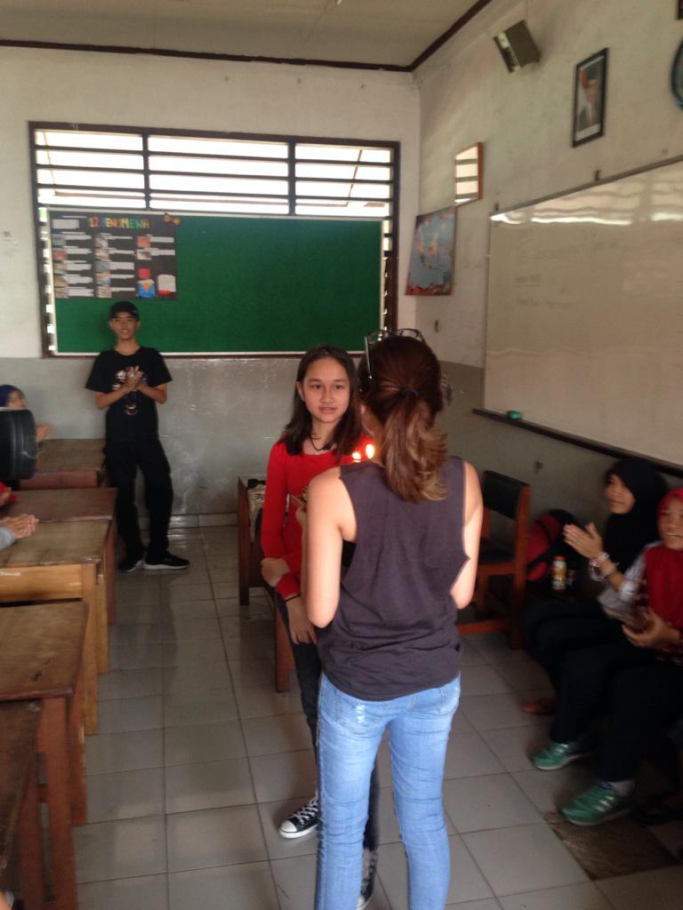 SalshabillaTV_'s tweet photo. Surrrrrrrrrrrrrpriiiiiizzzzzzze !!!!!! Forr Biya at school http://t.co/787UVFM5Kb