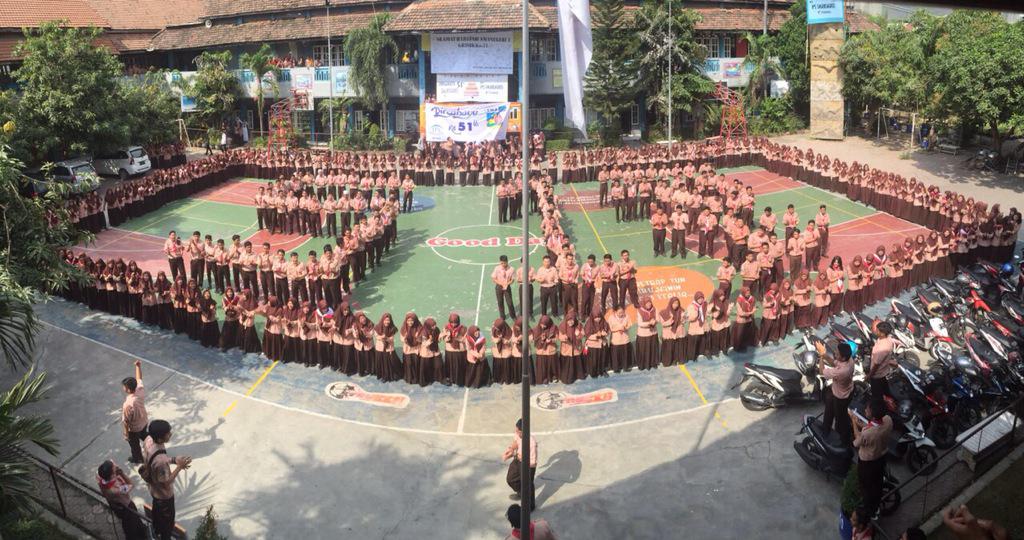 SMANSAthok's tweet photo. Yuhuuu admin mau tunjukin gimana suasana di Ulang Tahun Smansa yg ke-51 di sekolah tadi😆😆😆 http://t.co/ywYY0SUGpS