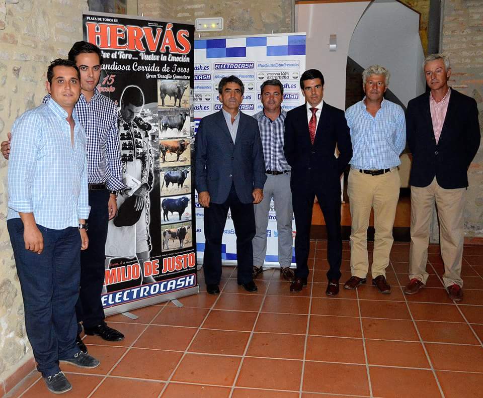 toroshervas's tweet photo. Presentación oficial desafío ganadero Hervas para @emiliodejusto  @ManoloMoles 
https://t.co/YOuS2bOHhV
@electrocash http://t.co/YMCdShoCKO