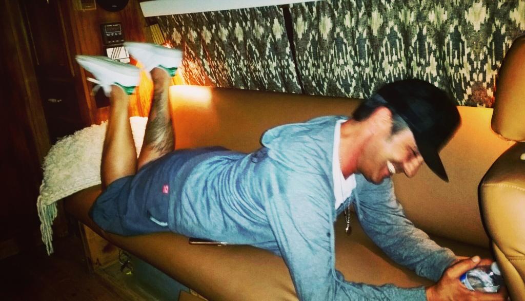 FREEDOMFALCONUS's tweet photo. my friend LOFT MASTER L stopped by to lay on my luxurious bench #freedomfalcon #freedomfalconusa http://t.co/6oQG6XWAzI