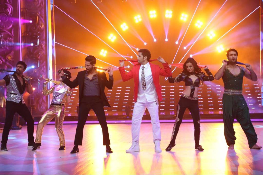 saumya_markanda's tweet photo. Woah!! @radhikamadan01 turns #MJ😎 and grooves to the song #SariKeFallSa🎶 dance at its #BEST👯 @rishikaysh 👍 http://t.co/LCD6FKV9dG