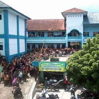 AmectSlamet's tweet photo. Awass bisi ricuhh http://t.co/McmA3aVE4m