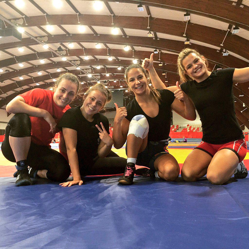 Foto finish dl #Wrestling #TrainingCamp en Polonia. <a href="/luchapower/">Club de Lucha POWER</a> @patrocinalos @MRuedaPodium <a href="/sanchez_karima/">Karima Sánchez</a>  <a href="/Euuuu91/">Eugenia bustabad</a>